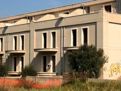...e stendini dimenticati da quegli �inquilini� che, prima dello sgombero di settembre scorso da parte della polizia municipale, albergavano in queste stanze senza ovviamente acqua corrente e riscaldamento